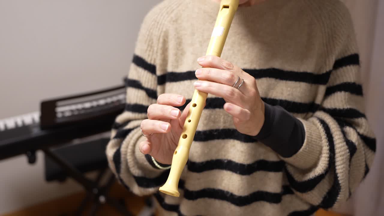 Primo piano di una persona che suona un flauto dolce