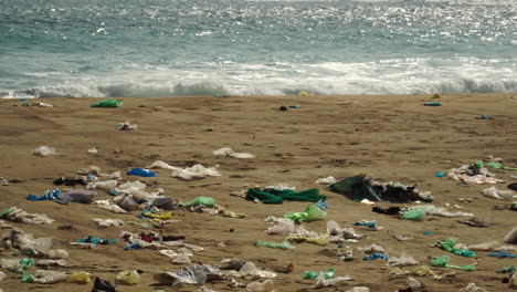 Tiro-Estático,-Orilla-De-La-Playa-Contaminada-Con-Basura-Plástica-Del-Océano