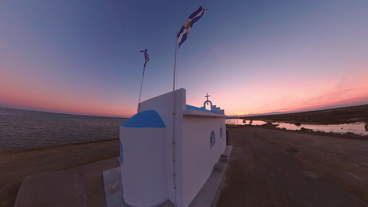 hermosa pequeña iglesia blanca en la costa