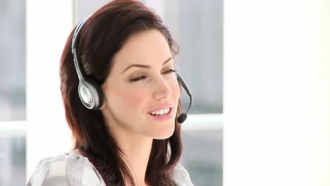mujer de negocios confiada con auriculares