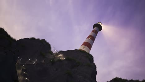 Lichtstrahl-Vom-Leuchtturm,-Der-Sich-Bei-Sonnenuntergang-über-Dem-Meer-Dreht.-Hoher-Turm-Auf-Der-Kleinen-Insel.-Das-Gebäude-Dient-Als-Navigationshilfe-Für-Seelotsen-In-Der-Nacht.-Wiederholbare-Animation.