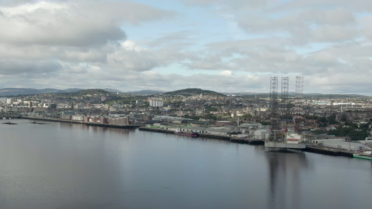 Vista aerea della città di Dundee in una giornata nuvolosa