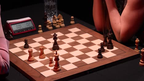 juego de ajedrez entre dos mujeres desconocidas jugando rápido