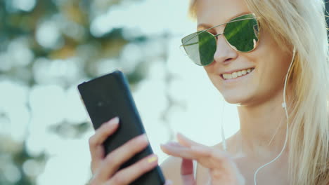 Stylische-Frauen-Mit-Sonnenbrille-Benutzen-Ein-Smartphone-Im-Urlaub-Die-Sonnenstrahlen-Erhellen-Wunderschön-Beautifully