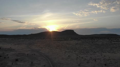 amanecer en el suroeste de estados unidos justo al oeste de las vegas nevada