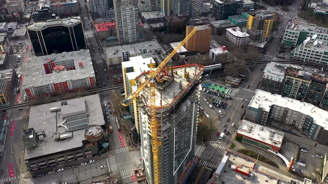 toma aérea ascendente de un rascacielos en construcción cerca de la sede central de amazon en seattle, wa