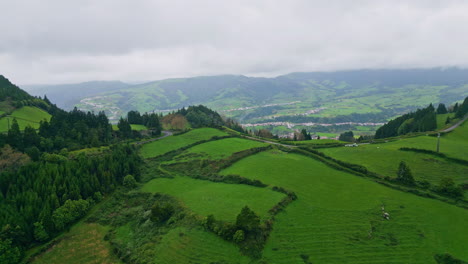 drone vegetación laderas nubes de trueno naturaleza. verdes colinas de montaña entorno