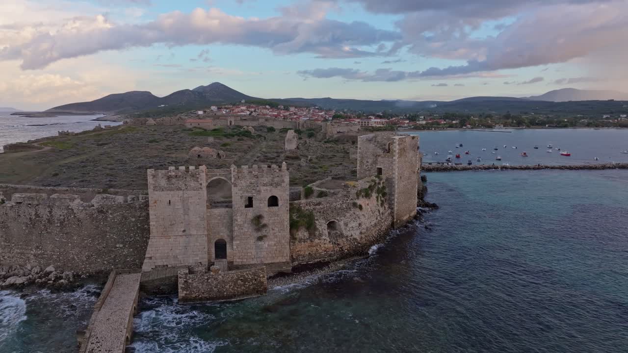 Vista aerea delle rovine di una fortezza accanto al mare blu all'alba a Methoni, Grecia
