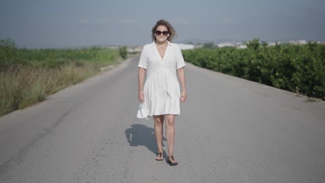 mujer caminando por un camino de campo