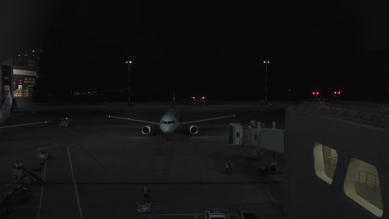 Aereo all'aeroporto di notte