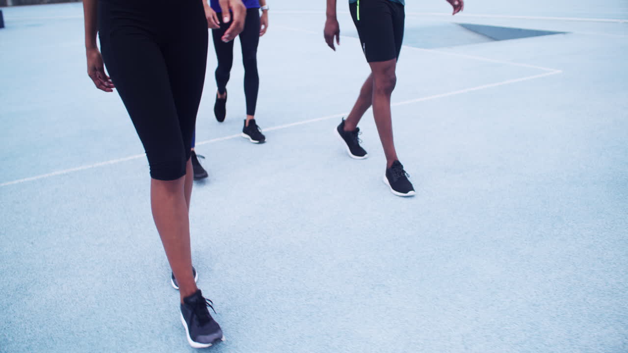 트랙 을 고 있는 사람 들 의 집단