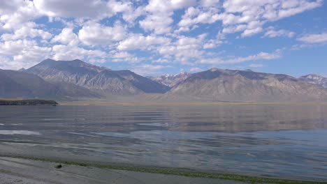 lago crowley con el fondo de las montañas de sierra nevada oriental, cerca de mamut, california