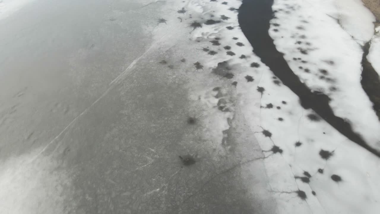 미주리 머스키곤에 있는 작은 호수 표면의 얇은 얼음판