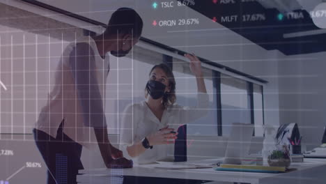 animation der finanzdatenverarbeitung über verschiedene geschäftsfrauen mit gesichtsmasken.