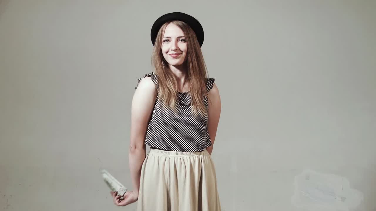 공중으로 돈을 던지는 여자