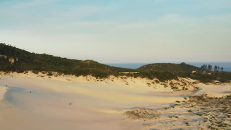 Dunas-Y-Océano-En-La-Playa-De-Joaquina,-Ciudad-De-Florianópolis,-Santa-Catarina,-Brasil