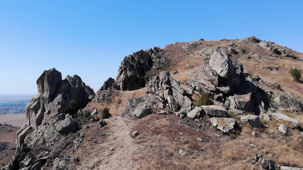 tulcea 카운티, dobrogea, 루마니아에 있는 macin의 산 위에 큰 바위 더미