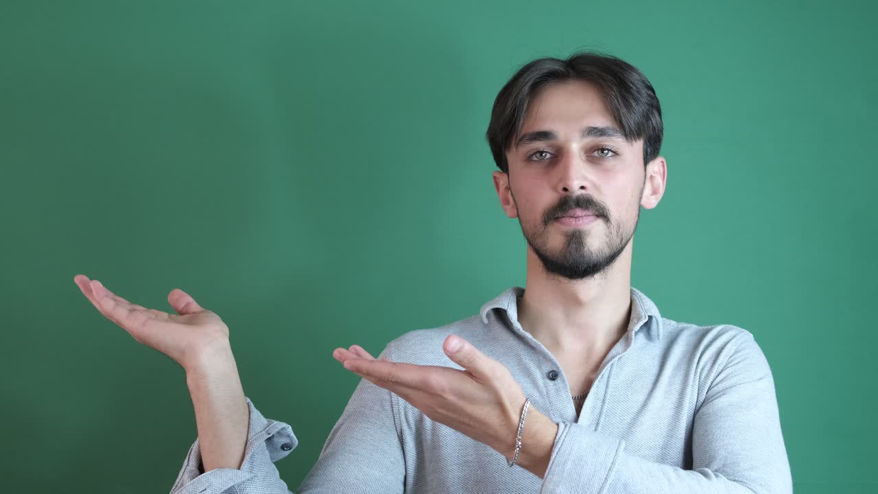 오른쪽을 가리키는 남자