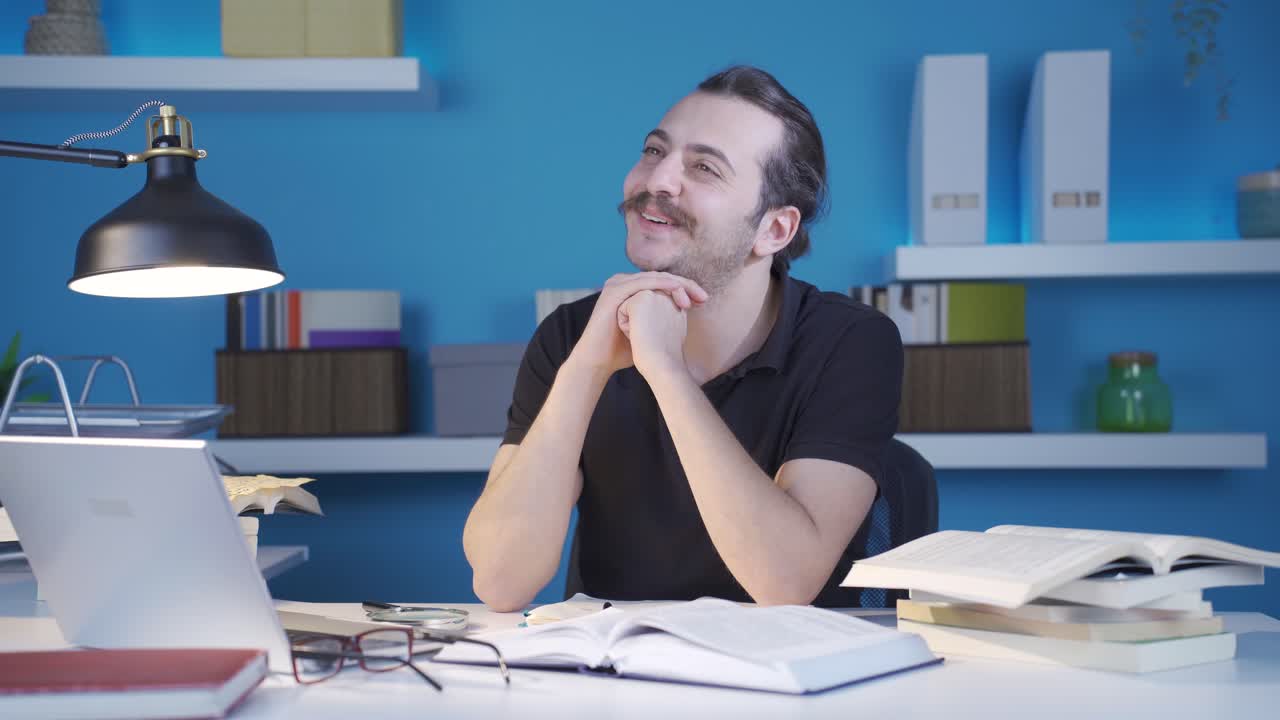 el hombre con buenos recuerdos y sueños.