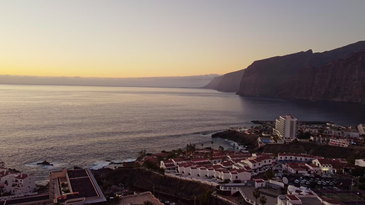 vista mágica de la puesta de sol en la ciudad turística de los gigantes y acantilados altísimos en el fondo