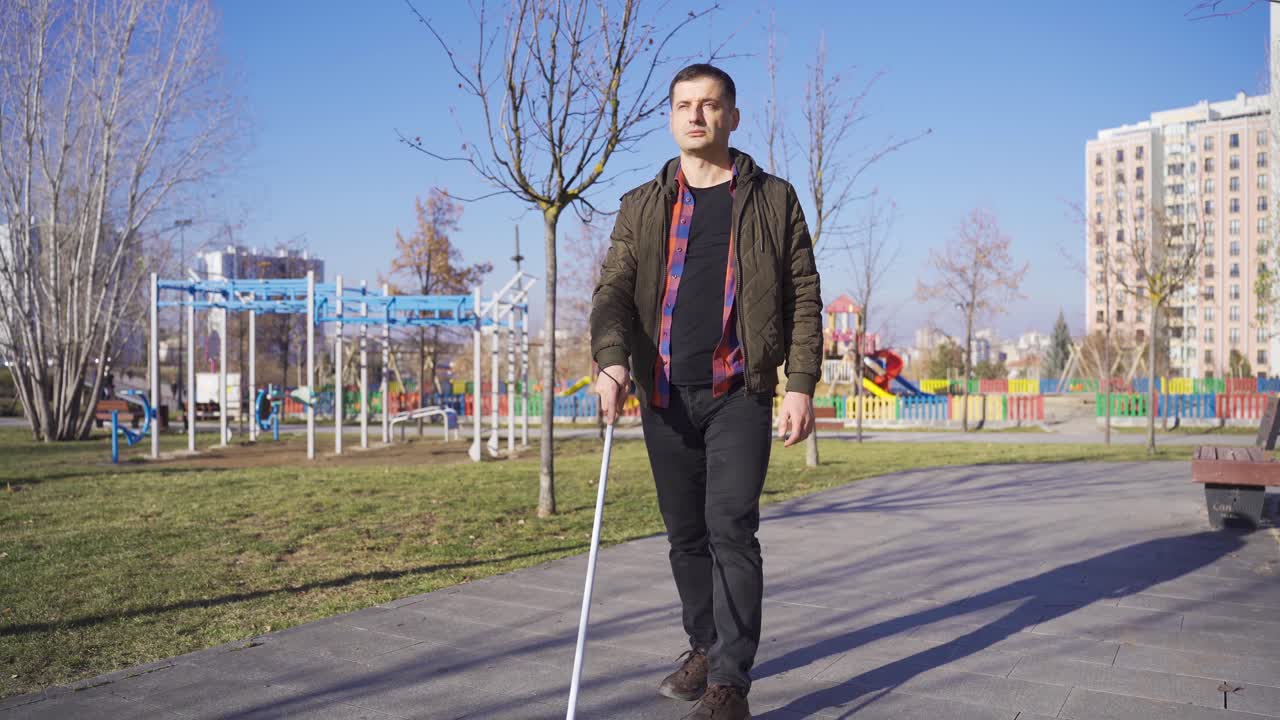 Kör adam yolda yalnız yürüyor. Bastonu var.