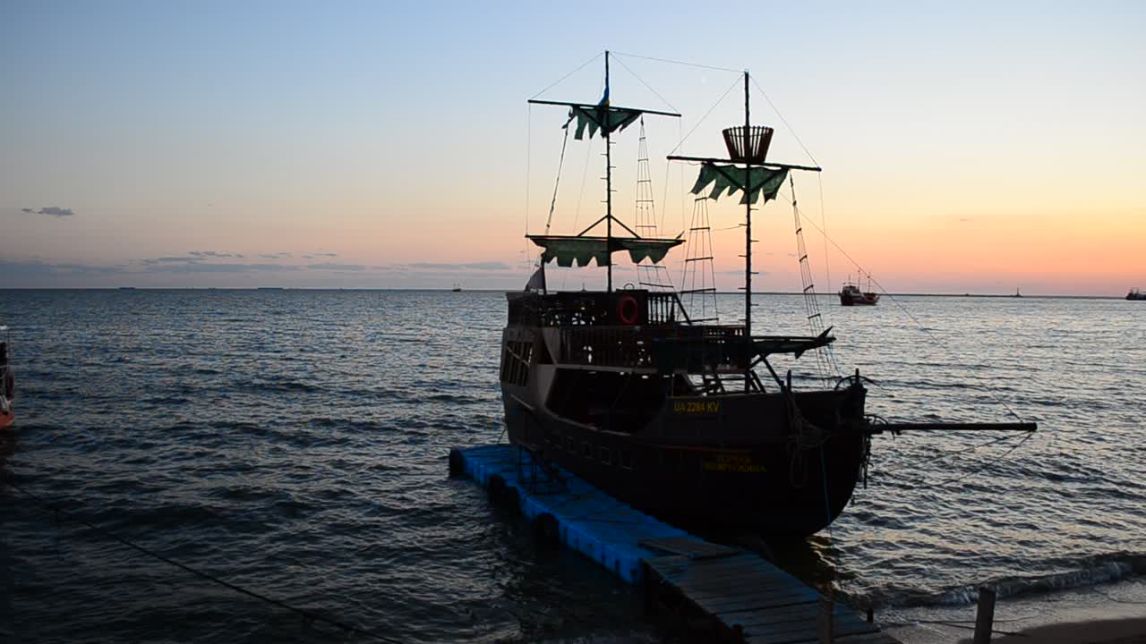 Tramonto sul mare. La nave sulla costa.