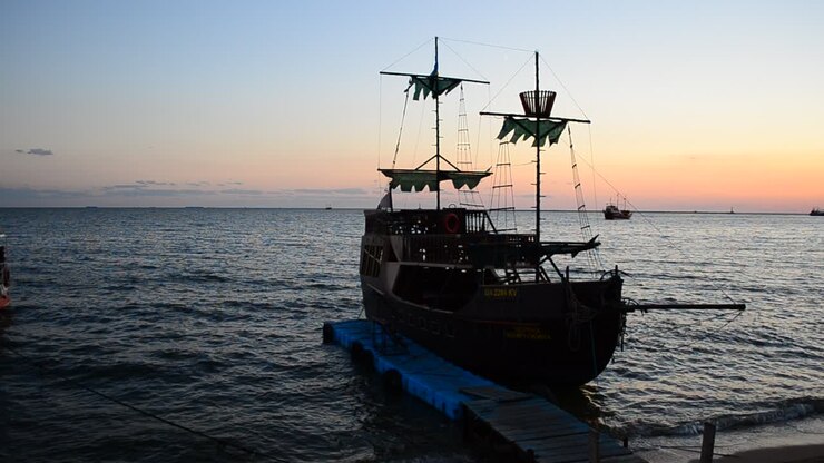 Tramonto sul mare. La nave sulla costa.