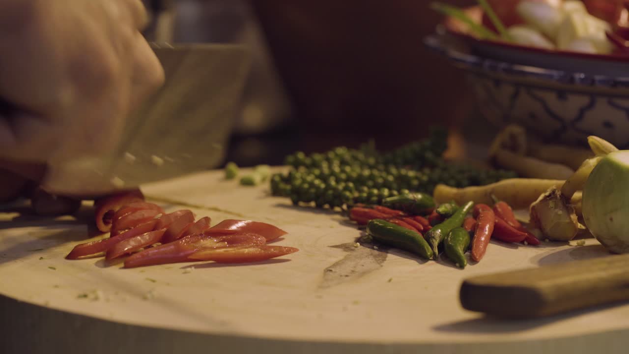 칠리는 조각으로 잘립니다.