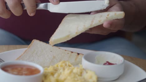 persona tomando el desayuno en una cafetería