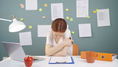 Mujer-Cansada-En-La-Computadora-Portátil.