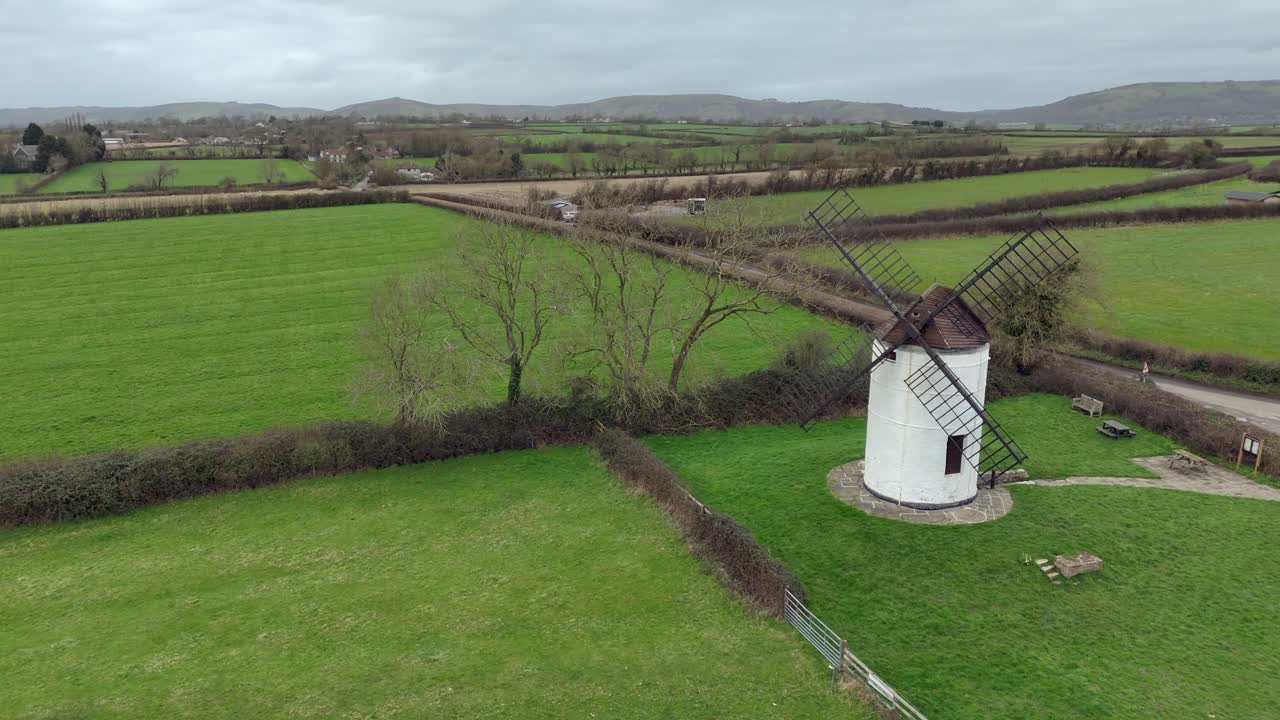 una vista aérea de ashton mill en somerset en un día nublado