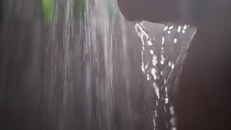 sprays de agua en el cuerpo de una mujer desnuda en el baño de primer plano. mujer seductora de pie bajo los chorros de ducha silueta en el baño. concepto de belleza