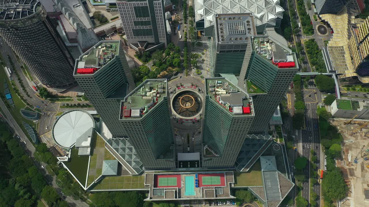 은 날 싱가포르 시의 유명한 다운타운 건물, 교통 서클, 광장, 공중 파노라마 4k