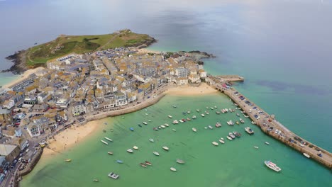 Populated-seaside-St-Ives-island-town-United-Kingdom