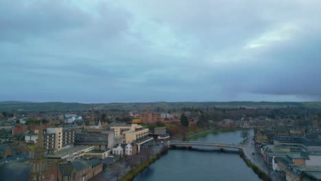 Volando-Muy-Por-Encima-De-La-Histórica-Ciudad-De-Inverness-Mirando-Hacia-El-Interior-Hacia-El-Sur