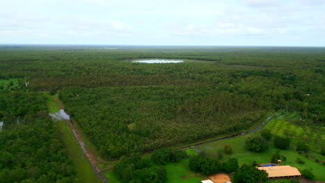 Drone-Aéreo-De-Un-Bloque-Vacante-De-Finca-Rural-Con-Una-Piscina-Billabong-Estancada-En-El-Fondo,-En-El-Interior-De-Australia