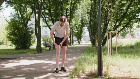 Läufer-Sportler-Mann-Mit-Muskel-Bein-Schmerzen-Trauma-Verletzung-Beim-Joggen-Krampf-Wade-Sport-Im-Stadtpark