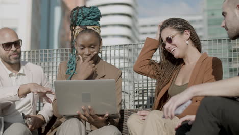 vista frontal de socios comerciales felices que pasan tiempo al aire libre