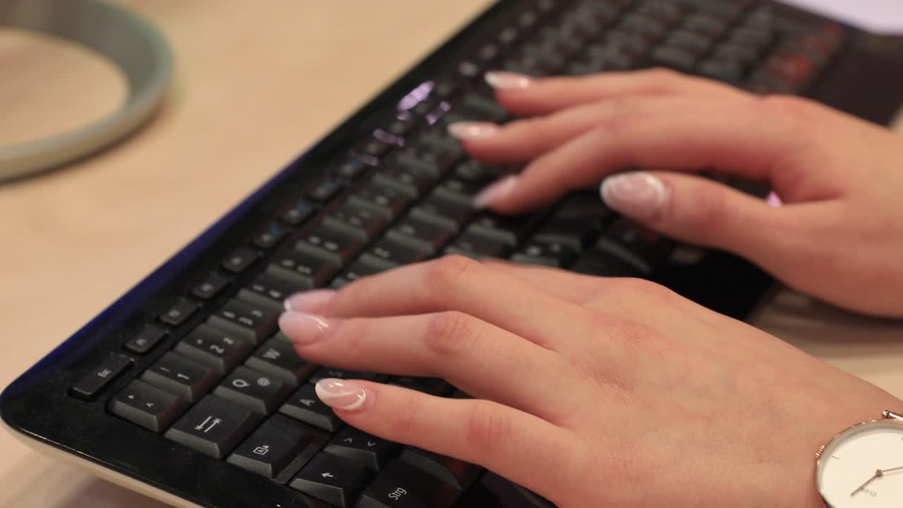niña con hermosas uñas y ver escribir en el teclado negro en la computadora en los negocios