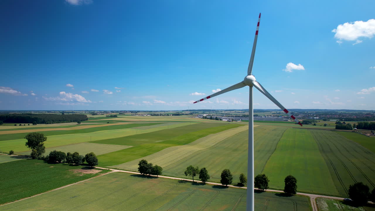 Vista dall'alto di pale rotanti su una turbina eolica in una campagna incontaminata.