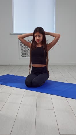 mujer joven haciendo yoga