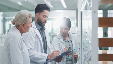 científicos que colaboran en un laboratorio