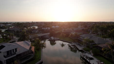 Aéreo-Sobre-La-Ciudad-De-Playa-De-Marco-Island-Flordia-Al-Atardecer-6