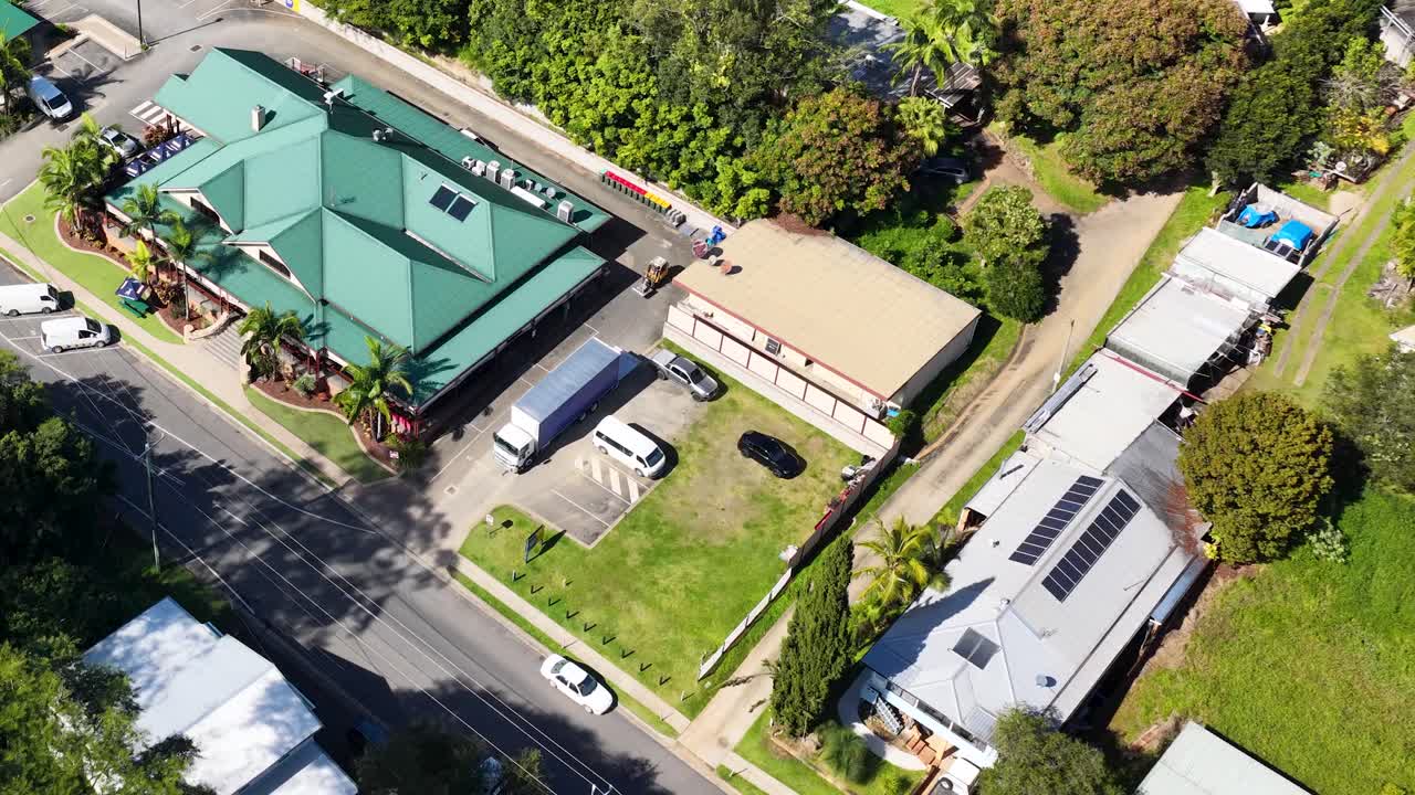Vista aérea de un pueblo pequeño con tiendas y restaurantes