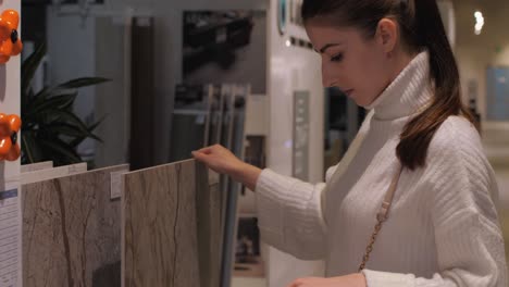 joven mueve diferentes plantillas de azulejos de cerámica