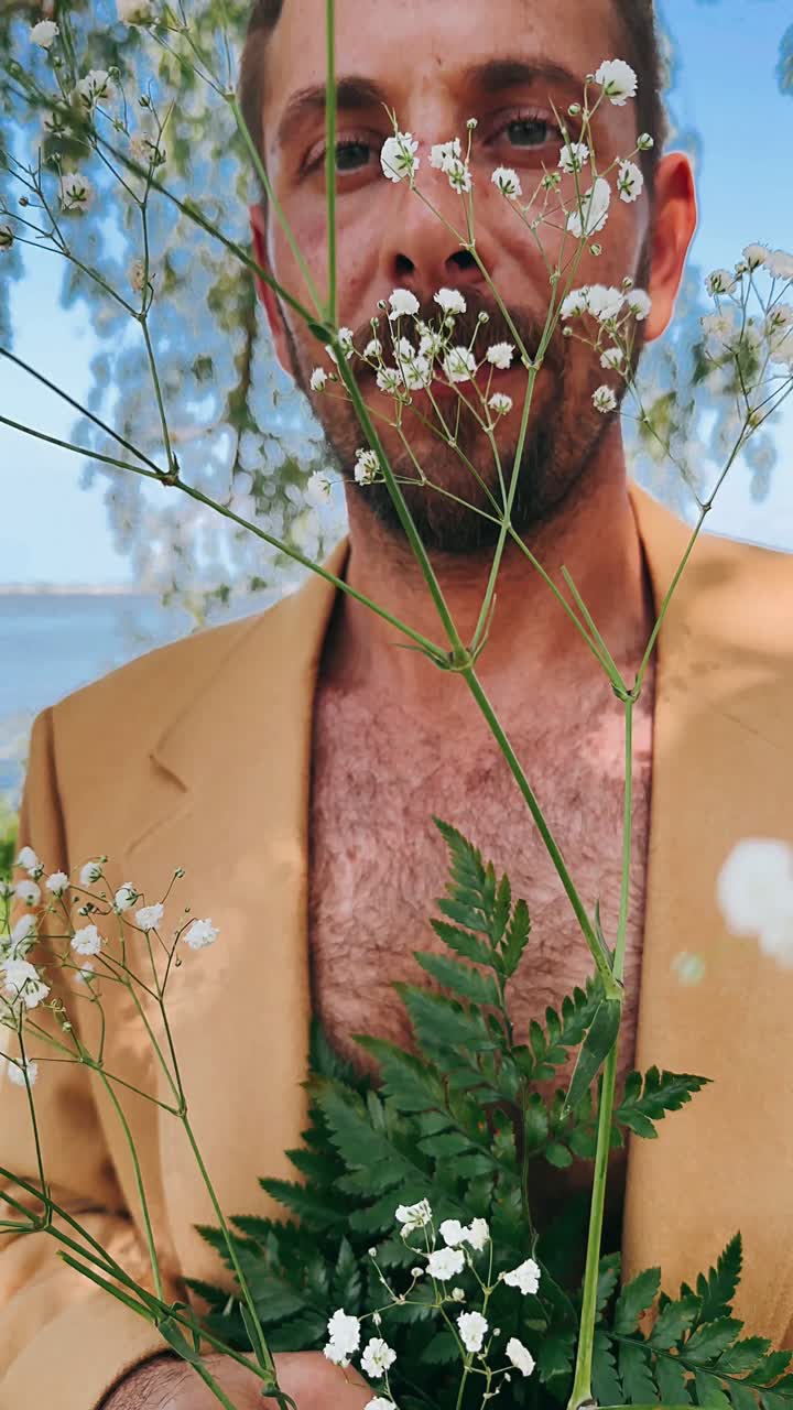 Uomo in giacca beige con fiori