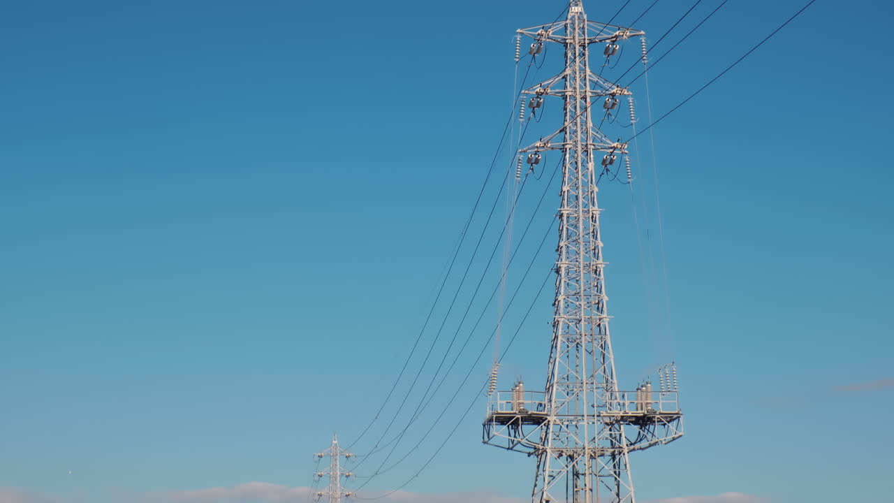 Elnet af master mod den blå himmel.