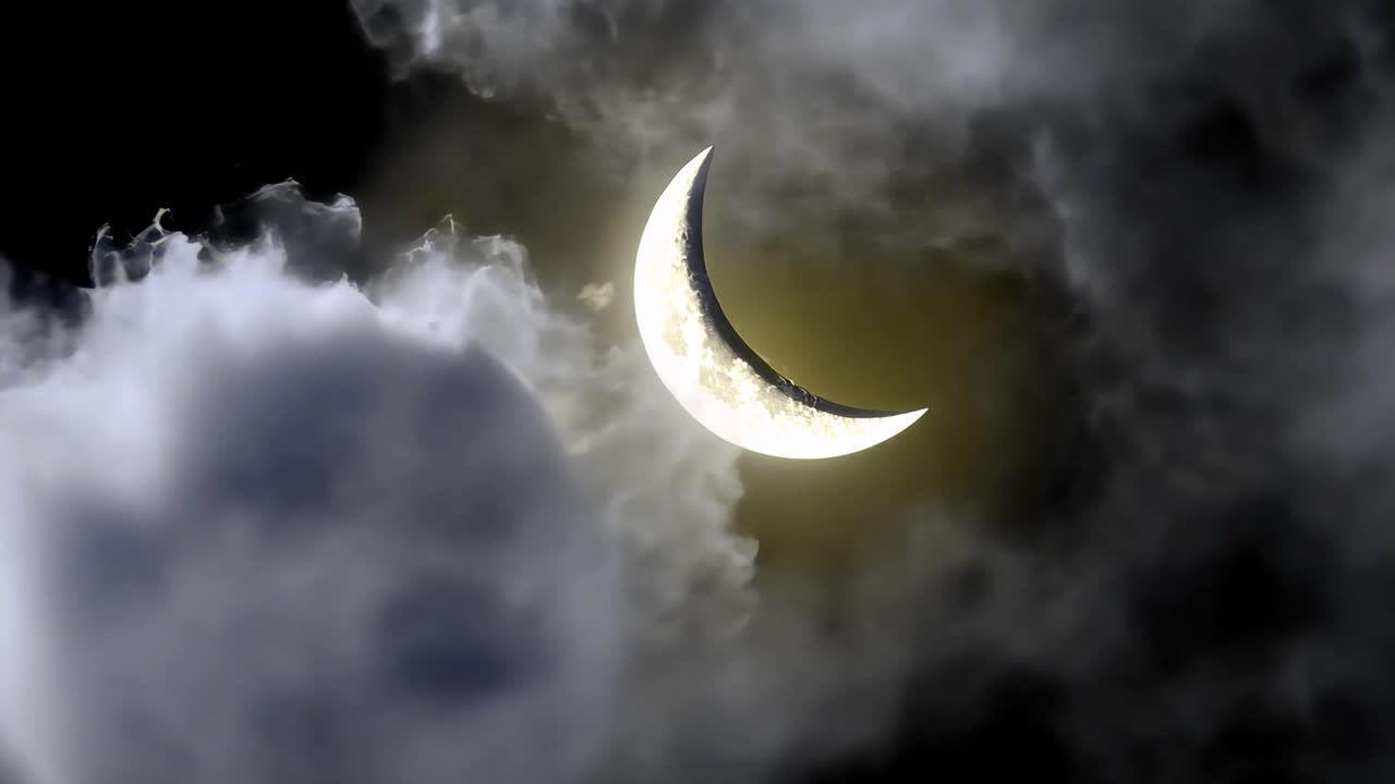 Sobreposição animada de lua crescente atrás de nuvens fofas, vídeo em 4K transparente, canal alfa, ProRes