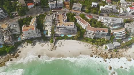 Una-Vista-De-Pájaro-Muestra-Las-Playas-De-Clifton-En-Ciudad-Del-Cabo,-Sudáfrica-1