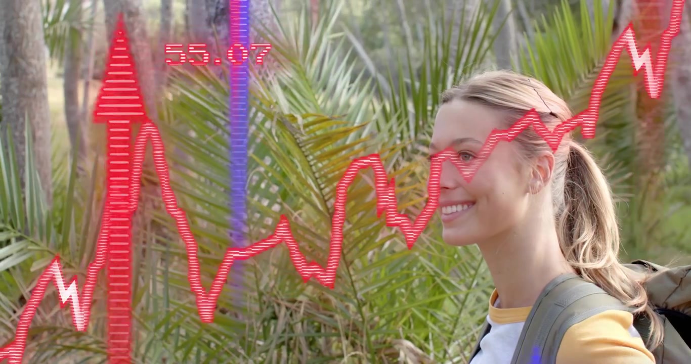 Donna con zaino che si gira nel bosco, con una sovrapposizione di dati che svanisce e grafici che aumentano intorno in un contesto tecnologico.